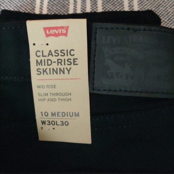 NWT.  Levi’s Classic Mid-Rise Skinny Jeans - Picture 3 of 5
